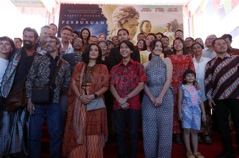 Foto Warga Surabaya Antusias Sambut Gala Premier Film Bumi Manusia