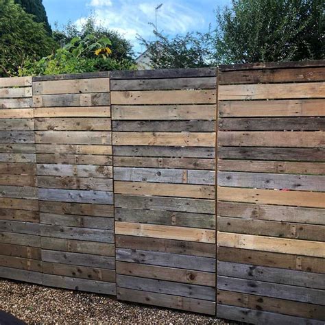 Use Pallets To Build A Fence