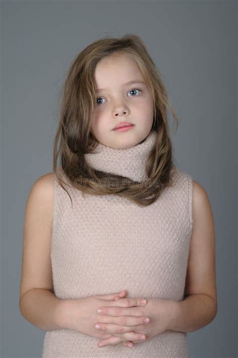 Portrait Dune Fille Mignonne De 8 Ans Image Stock Image Of Fille