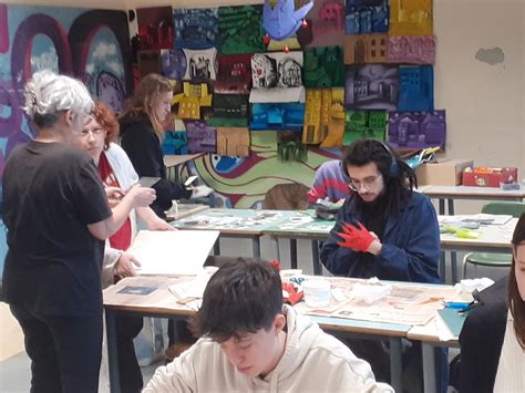 I Ragazzi Del Liceo Artistico All Opera Tra Foto E Lavorazione Del