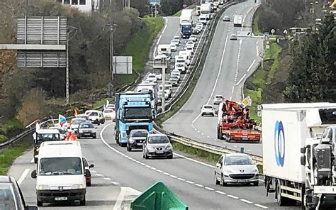 À Guingamp une opération escargot sur la RN12 en marge de la manif