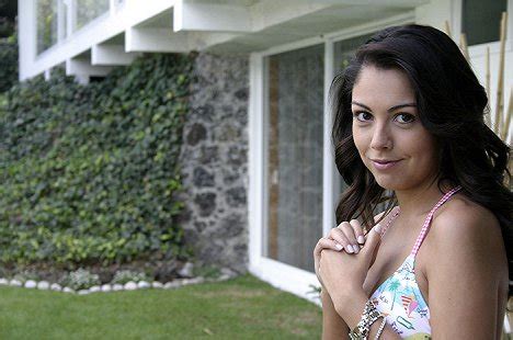 8 Hot Sexy Ilean Almaguer Bikini Pics