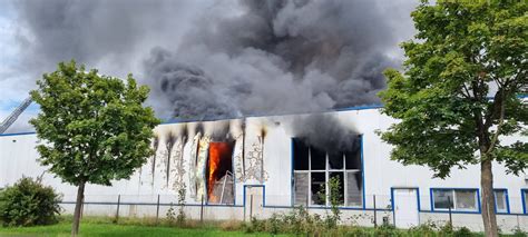 Leverkusen Brand in Gewerbegebiet große Rauchwolke