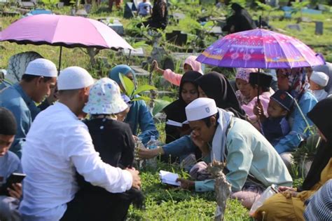 Adab Ziarah Kubur Dalam Islam Lengkap Dengan Doa