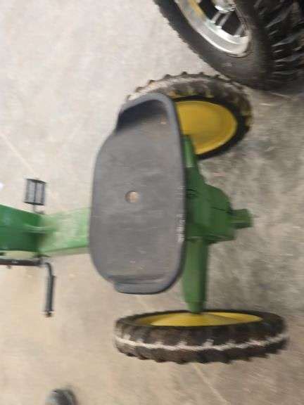 John Deere pedal tractor - Schmid Auction