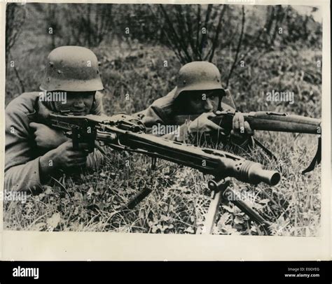 1 Januar 1940 Deutsche Soldaten Mit Einem MG42 Maschinengewehr