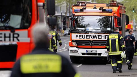 Dramatischer Einsatz In K Lner S Dstadt Feuerwehr Rettet Zwei Menschen