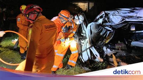 Mobil Tabrak Pohon Di Grabag Purworejo 2 Orang Tewas