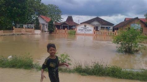 BREAKING NEWS Tanggul Sungai Tuntang Jebol Ratusan Rumah Dan Sekolah