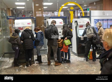 Fahrkartenautomat Bahnhof Bahnhof Interieur Fotos Und Bildmaterial In