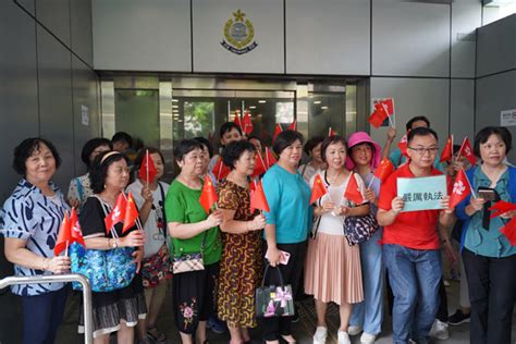 多圖 香港今日全民撐警 市民自發赴多個警署感謝警察