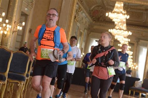 Urbain Trail Des Milliers De Coureurs Traversent Les Monuments Et Les