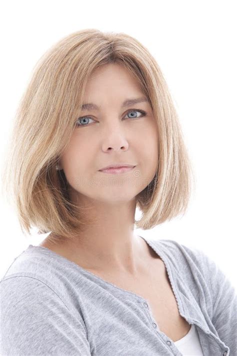 Une Jolie Femme Blonde Avec Un Petit Cul Sexy Fait Des Tirements En Lungeant Les Mains Sur La