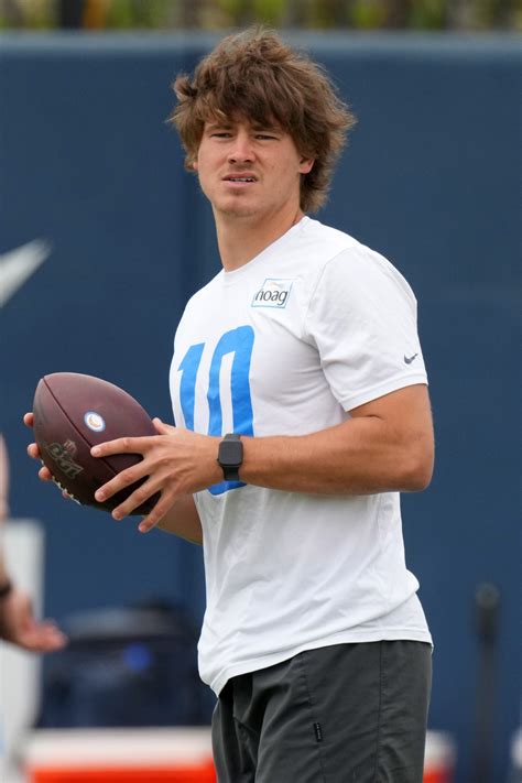 Chargers: Justin Herbert bigger in OTAs photo, but was he flexing?