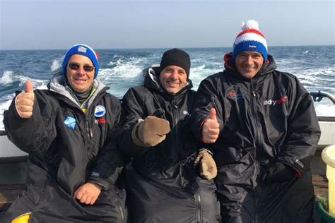 En plein mois d avril ils traversent la Manche à la nage