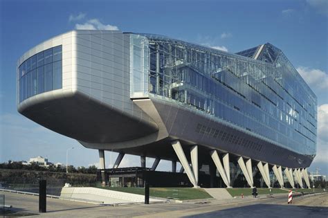 Top 15 Most Extraordinary Office Buildings in World