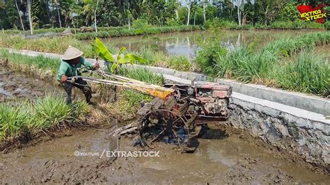 Manuver Traktor Sawah Menggarap Lahan Yang Sangat Mungil Youtube