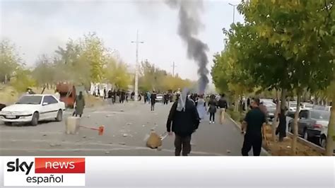 Manifestantes se reúnen en la tumba de Mahsa Amini en desafío a las