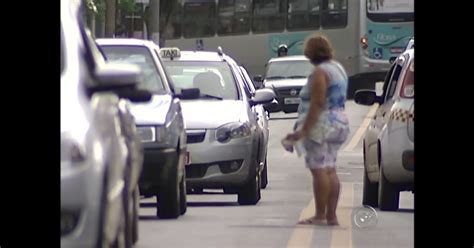 G1 Caminhoneiro foge após atropelar e matar ciclista em Itapetininga