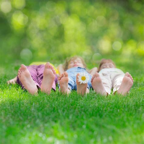 Groupe D Enfants Heureux Jouant Dehors Photo Stock Image Du Rire