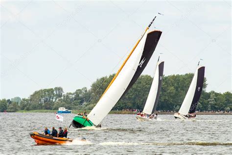 Barcos De Vela Tradicionales De Carreras En El Sneekermeer Frisia