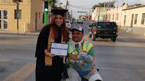 Joven Se Grad A Y Celebra Junto A Su Padre Que Trabaja En Silla De