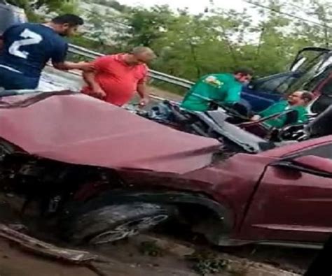 Notícias Imagens Fortes Colisão Frontal Entre Dois Carros Deixa Dois