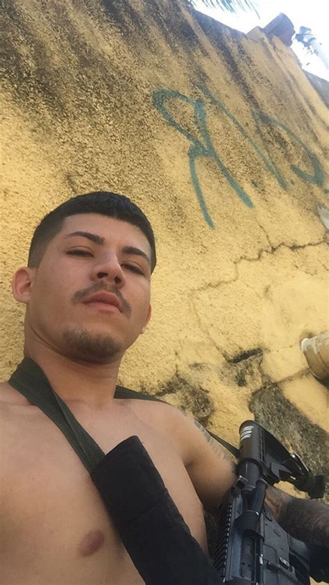 Homem Apontado Pela Pol Cia Como Chefe Do Tr Fico No Morro Do Adeus