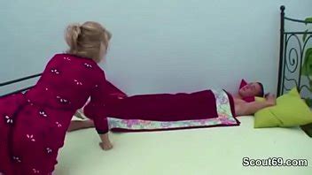 Rubia Milf mamando una gran polla y recibe una dura follada anal con semen en el coño XVIDEOS