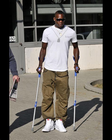 Photo Mario Balotelli Sort De L H Pital Pavia En Italie Apr S Son