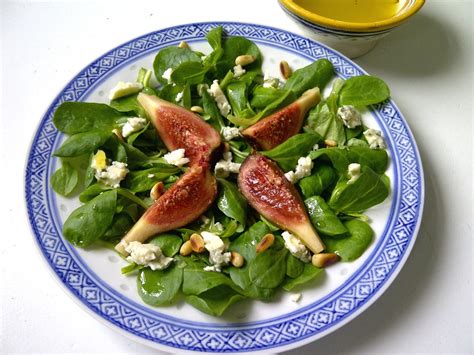 Salade Met Vijg En Blauwe Kaas Met Een Citroenvinaigrette Oesters Uien