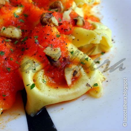 Tortellini De Espinacas Con Salsa De Tomate Y Nueces