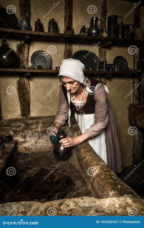 Retrato Medieval De La Limpieza De Una Criada En La Cocina Imagen De Archivo Imagen De