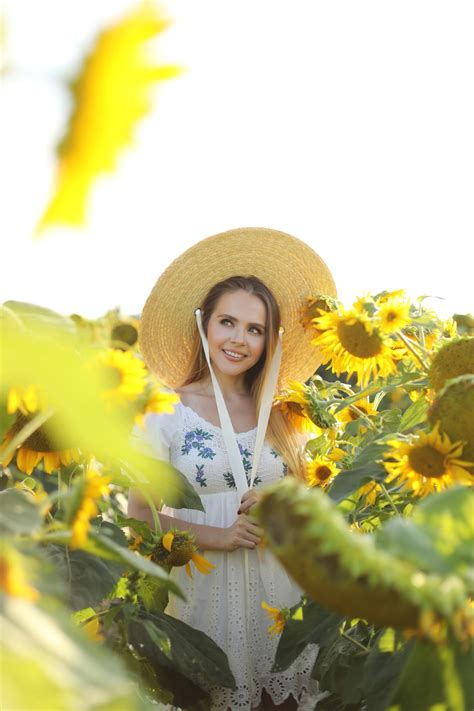 Sunflower Field Photoshoot Outfit Ideas • Shinylittlepearls