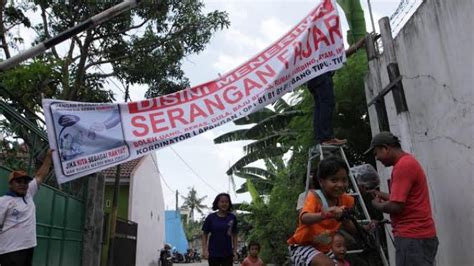 Spanduk Bertuliskan Menerima Serangan Fajar Dirazia Panwascam