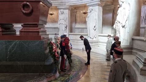 Le prince Napoléon se recueille devant le Tombeau de l Empereur pour le