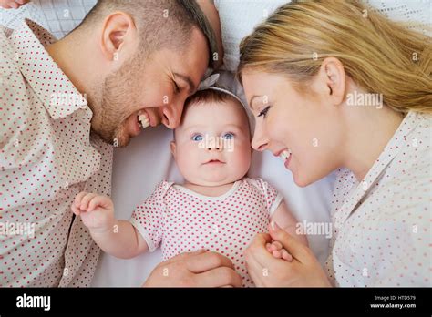 Gl Ckliche Familie Mutter Und Vater Sind Mit Ihrem Baby Auf Dem Bett