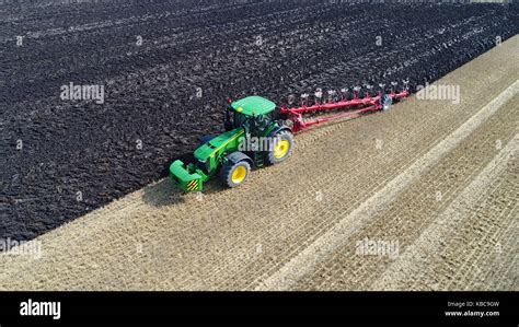 John Deere Tractor Ploughing Wheat Stubble Stock Photo Alamy