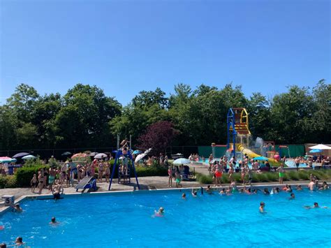 Drukte In Het Zwembad Tijdens Een Zomerse Dag Zwembad Mounewetter