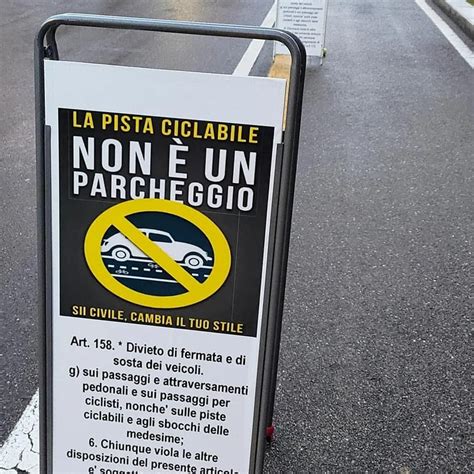 Ciclabile Umana A Protezione Dal Parcheggio Selvaggio Donne In Bici E