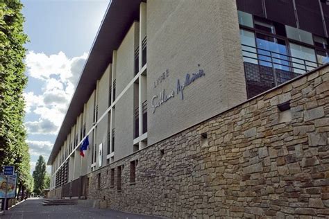 Thiais Val de Marne Un ado poignardé à mort devant son lycée un