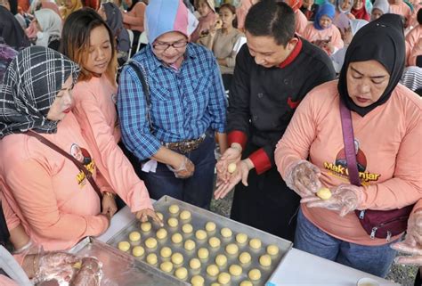 Gandeng Komunitas Pedagang Kue Mak Ganjar Gelar Pelatihan Pembuatan