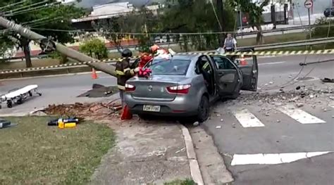 Homem Fica Preso às Ferragens Depois De Bater Carro Em Poste Em Avenida