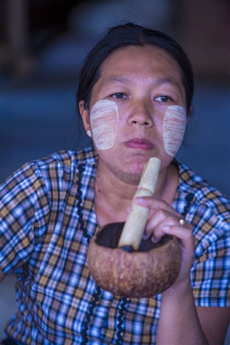 Mulher Burmese Que Fuma Um Charuto Do Charuto Foto De Stock Editorial