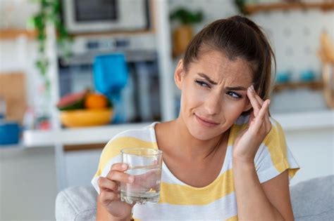 Dolor De Cabeza Foto De Cierre De Una Mujer Joven Que Est Sentada En