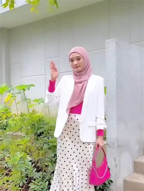 6 Potret Inara Rusli Kenakan Pakaian Berwarna Pink Terlihat Girly Dan Memukau Entertainment