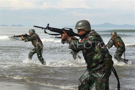 LATIHAN PENDARATAN PANTAI ANTARA Foto