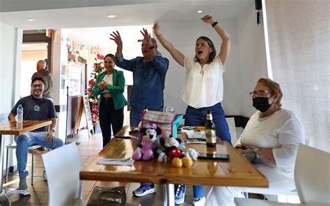 Los locales celebran el pase de Argentina a la final del Mundial