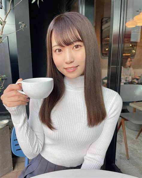 坂東遥さんのインスタグラム写真 坂東遥instagram「🦢☕️☁️ 白ニット着れる季節に なってきたね〜☁️ ️ 冬はヘアケアを