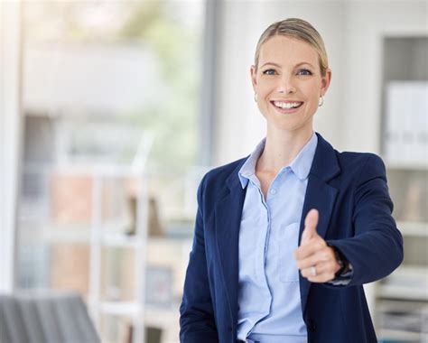 Pulgares arriba gracias y motivación con una mujer de negocios que dice